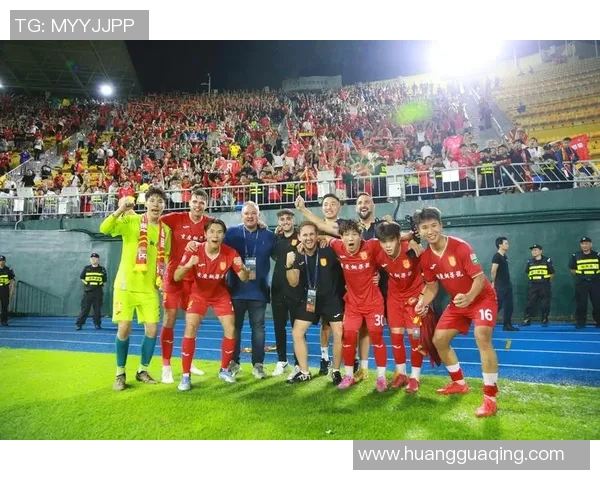 浴巾造型亮相的男士足球球星展现独特魅力引发球迷热烈讨论